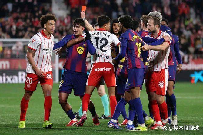 随着巴萨1-2爆冷，遭遇皇马超越，西甲最新积分榜：皇马登顶！